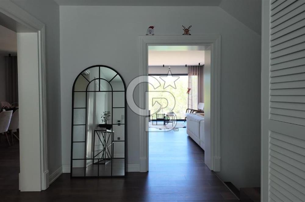 Urla Kalabak Çamlıbel Sitesinde Özel Tasarlanmış Satılık Villa