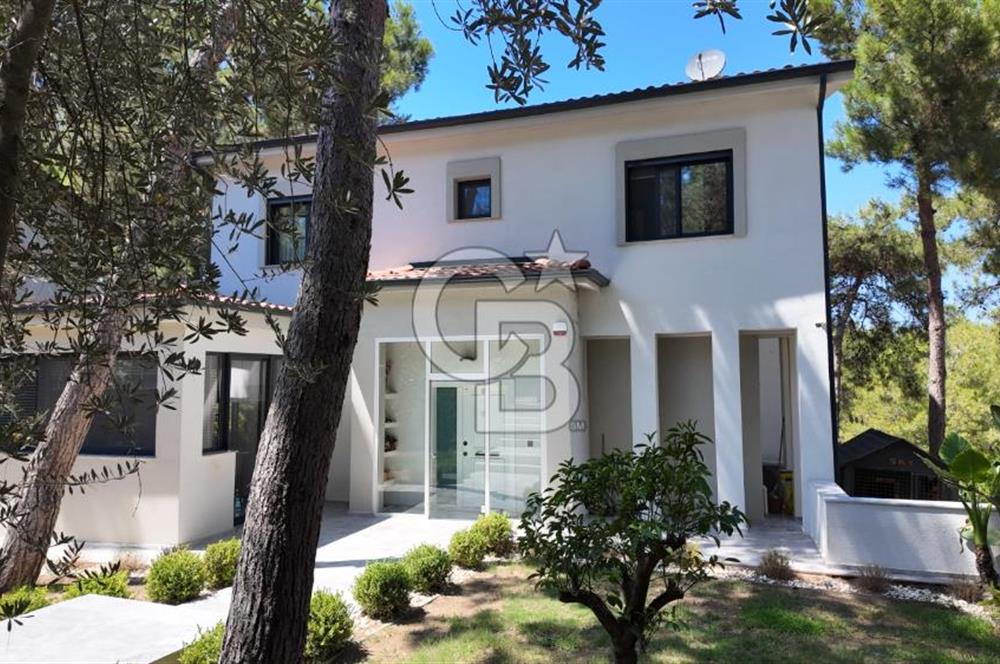 Urla Kalabak Çamlıbel Sitesinde Özel Tasarlanmış Satılık Villa