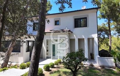 Urla Kalabak Çamlıbel Sitesinde Özel Tasarlanmış Satılık Villa