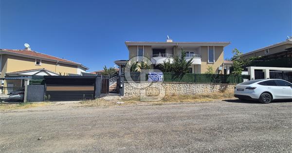 ANKARA SİNCAN ALCI MAHALLESİ’NDE CADDE ÜZERİ PRESTİJLİ 400 m² ARSALI VİLLA - 373342