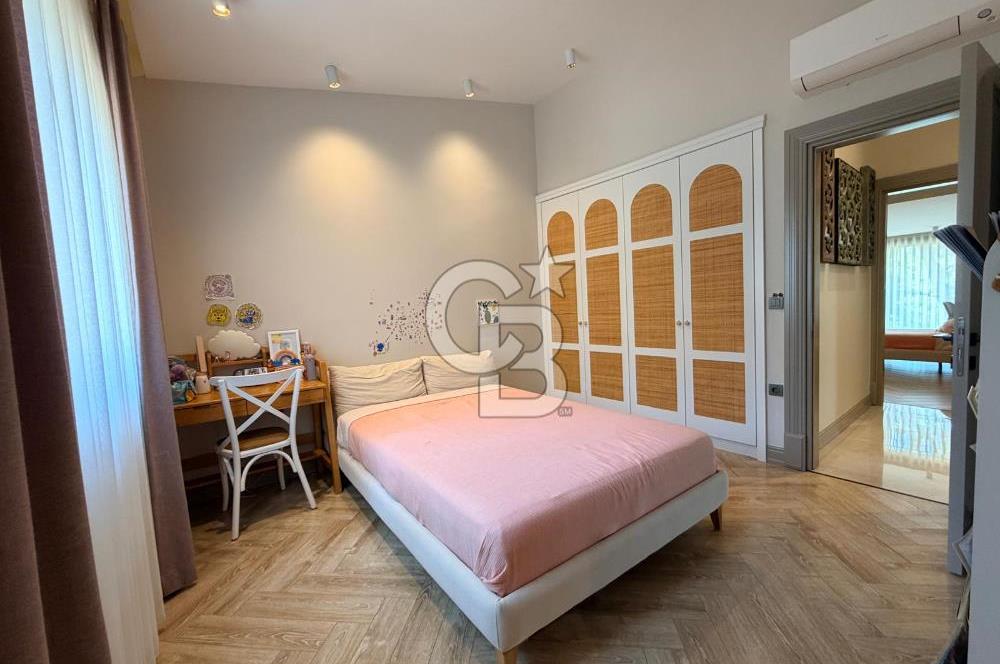 Urla Kalabak Çamlıbel Sitesinde Özel Tasarlanmış Satılık Villa