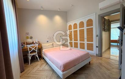 Urla Kalabak Çamlıbel Sitesinde Özel Tasarlanmış Satılık Villa