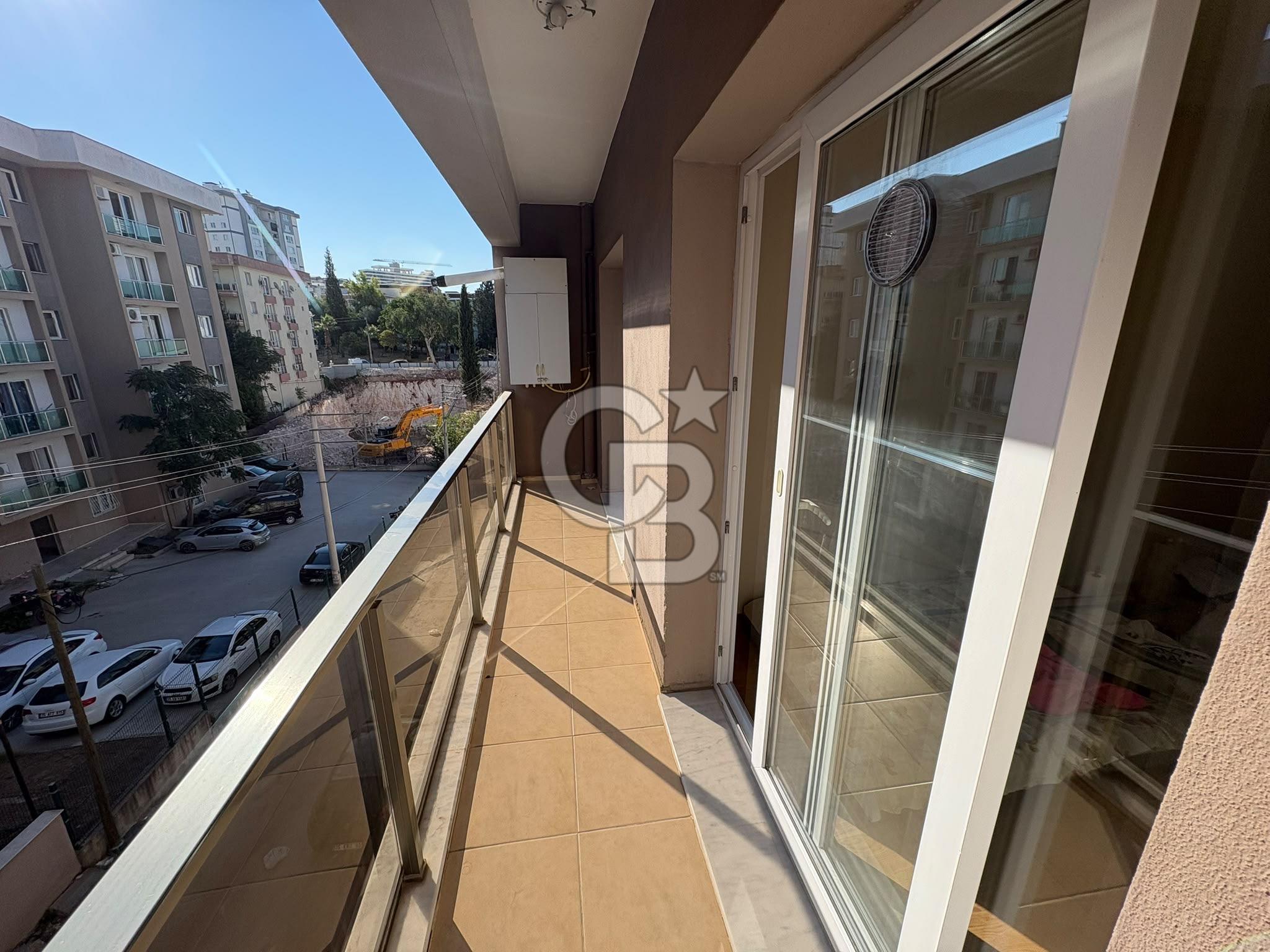 BUCA ATATÜRK MAHALLESİ - ÜNİVERSİTE YAKINI, BALKONLU GENİŞ 2+1  SATILIK DAİRE