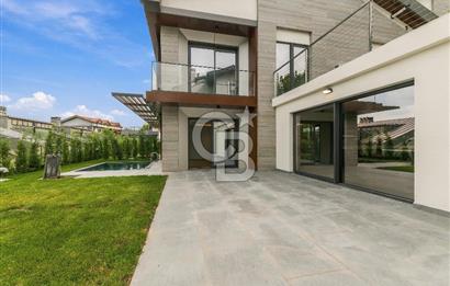 ZEKERİYAKÖY'DE DENİZ VE ORMAN MANZARALI SATILIK TRİPLEKS VİLLA