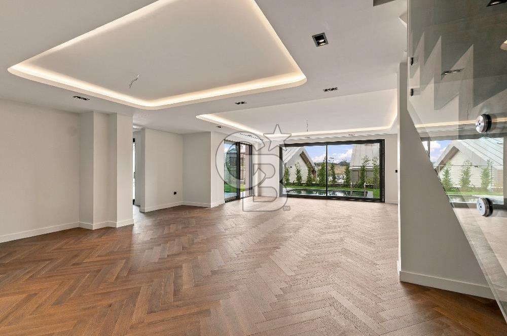 ZEKERİYAKÖY'DE DENİZ VE ORMAN MANZARALI SATILIK TRİPLEKS VİLLA