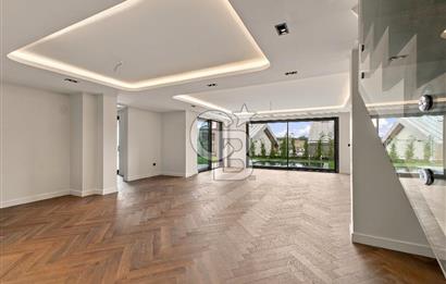 ZEKERİYAKÖY'DE DENİZ VE ORMAN MANZARALI SATILIK TRİPLEKS VİLLA