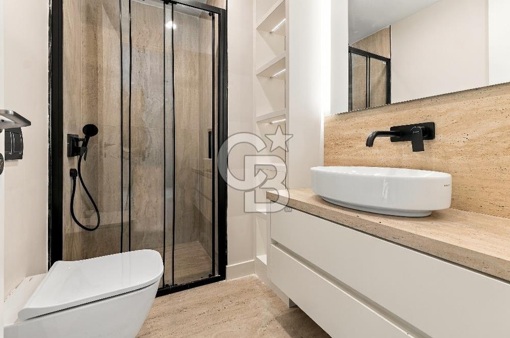 ZEKERİYAKÖY'DE DENİZ VE ORMAN MANZARALI SATILIK TRİPLEKS VİLLA