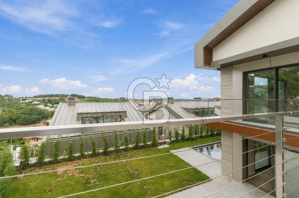 ZEKERİYAKÖY'DE DENİZ VE ORMAN MANZARALI SATILIK TRİPLEKS VİLLA