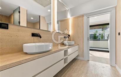 ZEKERİYAKÖY'DE DENİZ VE ORMAN MANZARALI SATILIK TRİPLEKS VİLLA