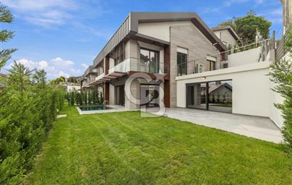 ZEKERİYAKÖY'DE DENİZ VE ORMAN MANZARALI SATILIK TRİPLEKS VİLLA
