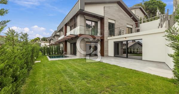 ZEKERİYAKÖY'DE DENİZ VE ORMAN MANZARALI SATILIK TRİPLEKS VİLLA - 373461