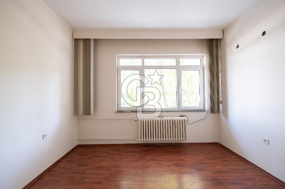 CİNNAH CADDE ÜZERİ İÇİ YAPILI VE BAKIMLI 5+1 KİRALIK İŞ YERİ