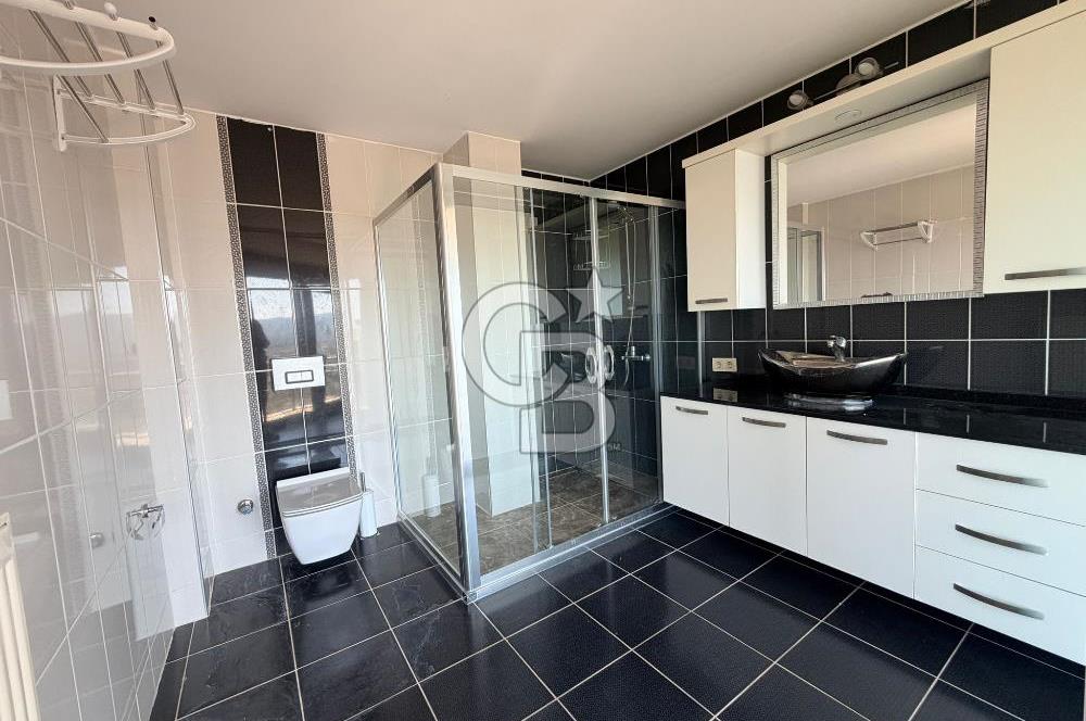 Güzelbahçe Okullar Bölgesinde Havuzlu Sitede 5+2 Satılık Villa