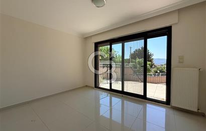 Güzelbahçe Okullar Bölgesinde Havuzlu Sitede 5+2 Satılık Villa