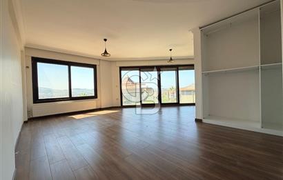 Güzelbahçe Okullar Bölgesinde Havuzlu Sitede 5+2 Kiralık Villa