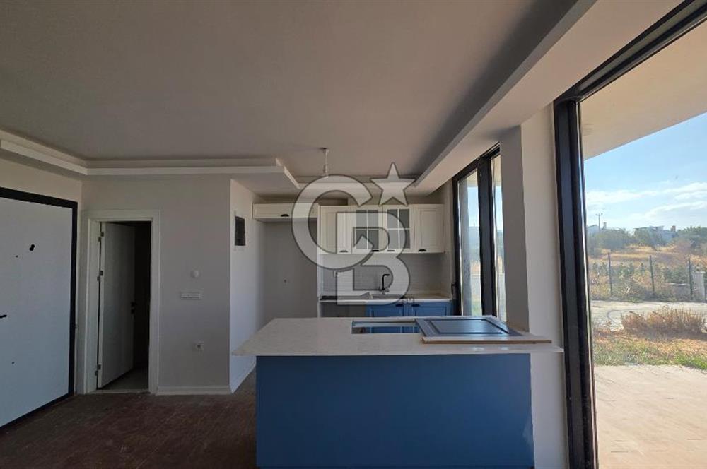 Gömeç Keremköy’de Denize sıfır havuzlu sitede satılık 3+1 villa 