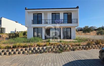 Gömeç Keremköy’de Denize sıfır havuzlu sitede satılık 3+1 villa 