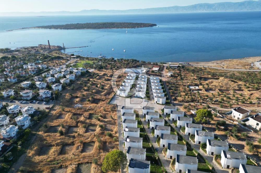 Gömeç Keremköy’de Denize sıfır havuzlu sitede satılık 3+1 villa 