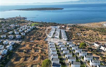 Gömeç Keremköy’de Denize sıfır havuzlu sitede satılık 3+1 villa 