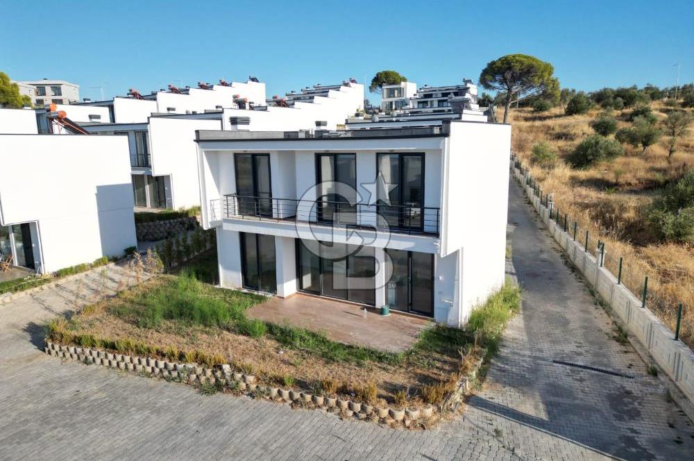 Gömeç Keremköy’de Denize sıfır havuzlu sitede satılık 3+1 villa 