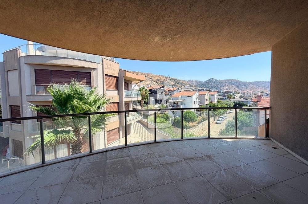 Güzelbahçe Okullar Bölgesinde Havuzlu Sitede 5+2 Satılık Villa