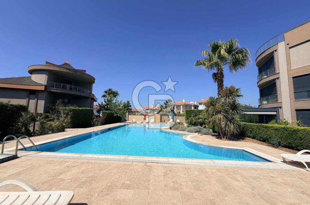 Güzelbahçe Okullar Bölgesinde Havuzlu Sitede 5+2 Satılık Villa