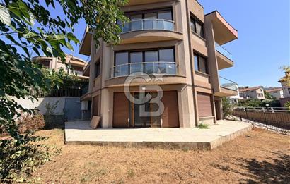 Güzelbahçe Okullar Bölgesinde Havuzlu Sitede 5+2 Satılık Villa