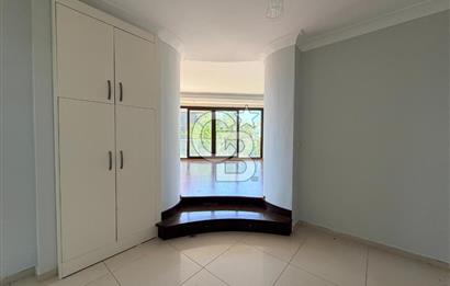 Güzelbahçe Okullar Bölgesinde Havuzlu Sitede 5+2 Satılık Villa