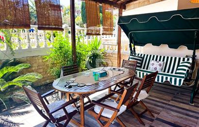 Kuşadası Kadınlar denizinde Ticari & Konut Kullanımına Uygun 3+1 Villa