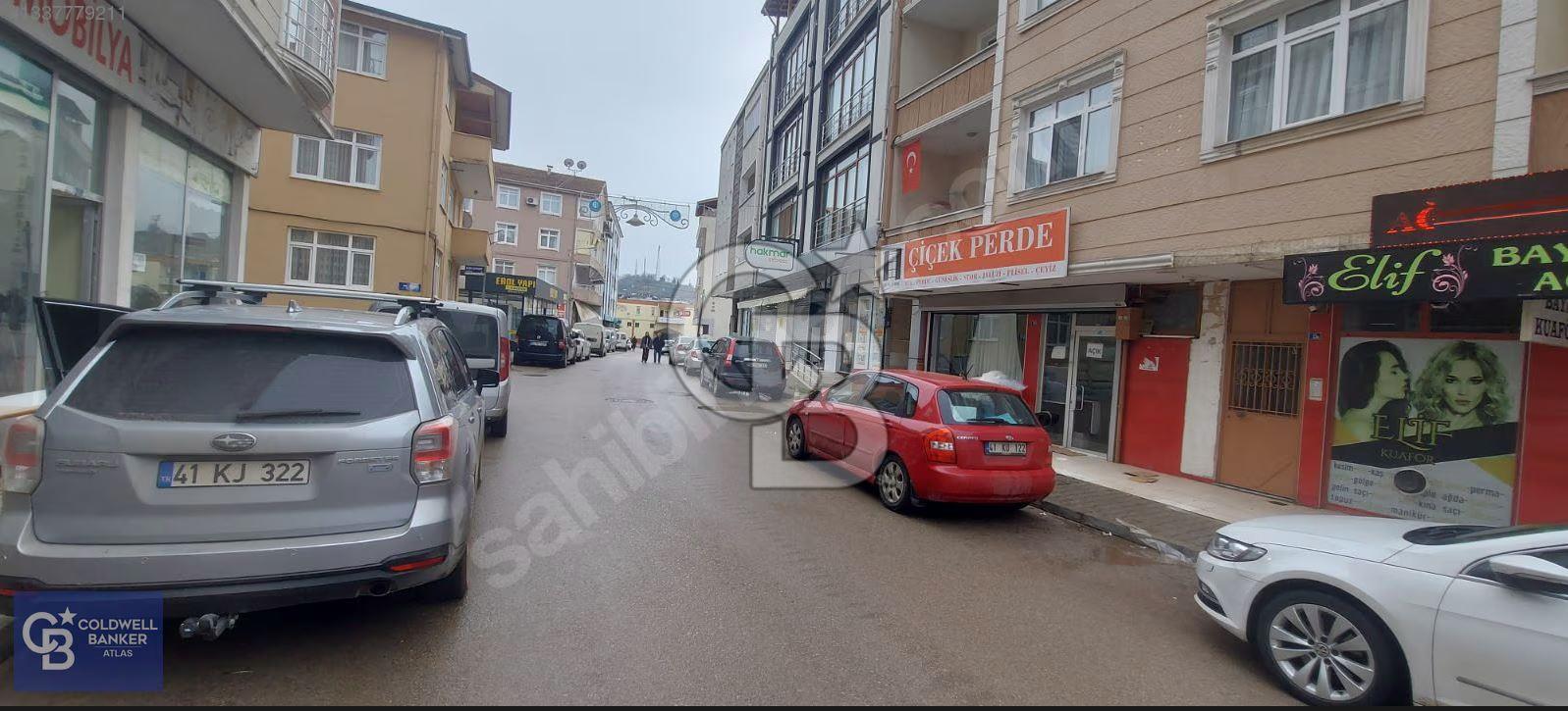 KANDIRA ÇARŞI MAHALLESINDE SATILIK 3+1 DAİRE