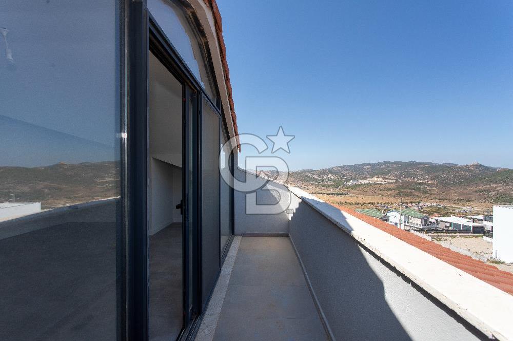Foçaköy'de Satılık Deniz Manzaralı 4+2 Havuzlu Villa