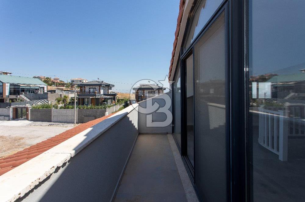 Foçaköy'de Satılık Deniz Manzaralı 4+2 Havuzlu Villa