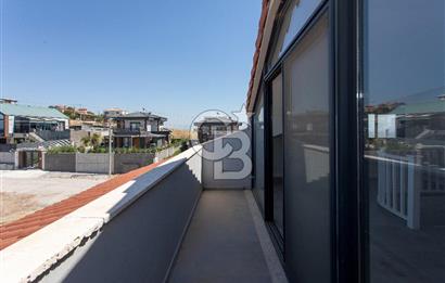 Foçaköy'de Satılık Deniz Manzaralı 4+2 Havuzlu Villa