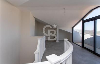 Foçaköy'de Satılık Deniz Manzaralı 4+2 Havuzlu Villa