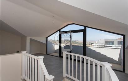 Foçaköy'de Satılık Deniz Manzaralı 4+2 Havuzlu Villa