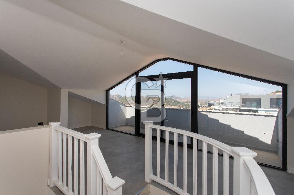 Foçaköy'de Satılık Deniz Manzaralı 4+2 Havuzlu Villa