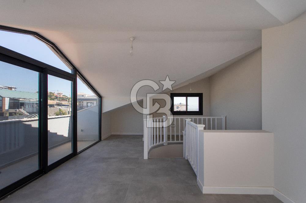 Foçaköy'de Satılık Deniz Manzaralı 4+2 Havuzlu Villa