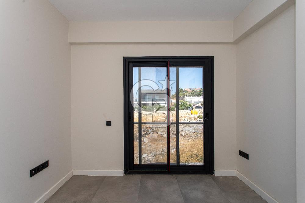 Foçaköy'de Satılık Deniz Manzaralı 4+2 Havuzlu Villa