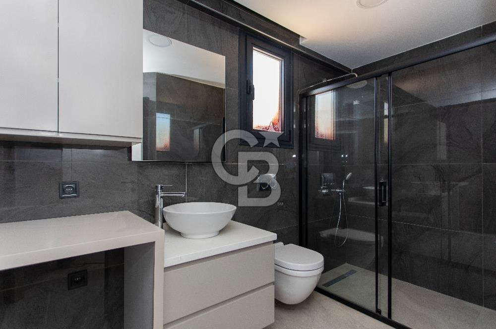 Foçaköy'de Satılık Deniz Manzaralı 4+2 Havuzlu Villa