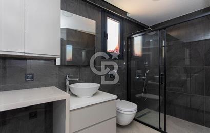Foçaköy'de Satılık Deniz Manzaralı 4+2 Havuzlu Villa