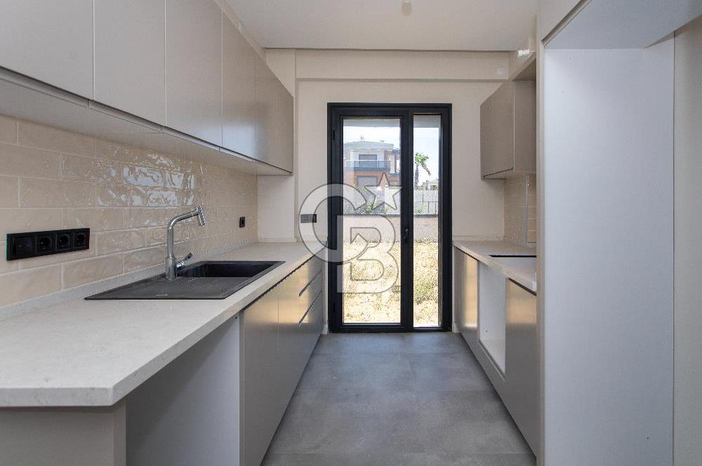 Foçaköy'de Satılık Deniz Manzaralı 4+2 Havuzlu Villa