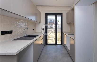 Foçaköy'de Satılık Deniz Manzaralı 4+2 Havuzlu Villa