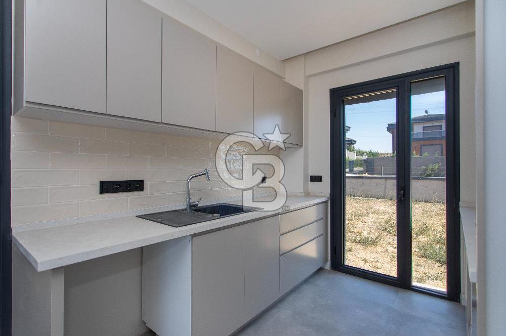 Foçaköy'de Satılık Deniz Manzaralı 4+2 Havuzlu Villa