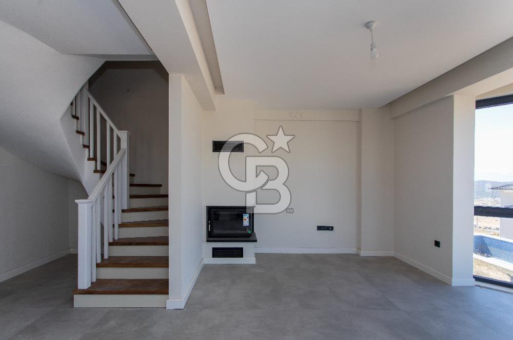 Foçaköy'de Satılık Deniz Manzaralı 4+2 Havuzlu Villa