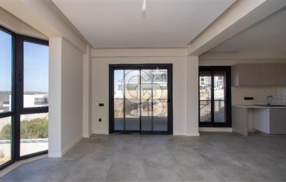 Foçaköy'de Satılık Deniz Manzaralı 4+2 Havuzlu Villa