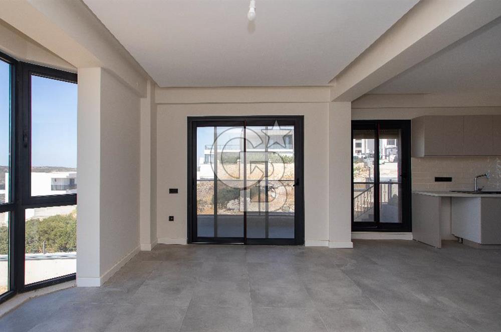 Foçaköy'de Satılık Deniz Manzaralı 4+2 Havuzlu Villa