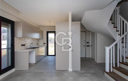 Foçaköy'de Satılık Deniz Manzaralı 4+2 Havuzlu Villa