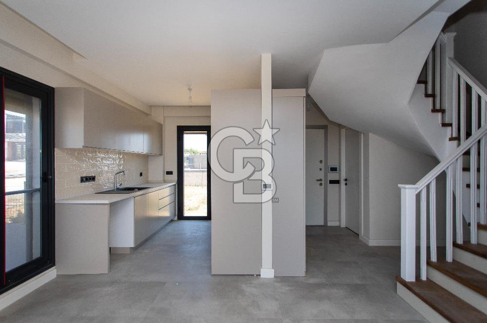 Foçaköy'de Satılık Deniz Manzaralı 4+2 Havuzlu Villa