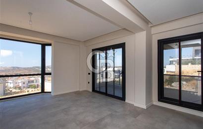 Foçaköy'de Satılık Deniz Manzaralı 4+2 Havuzlu Villa