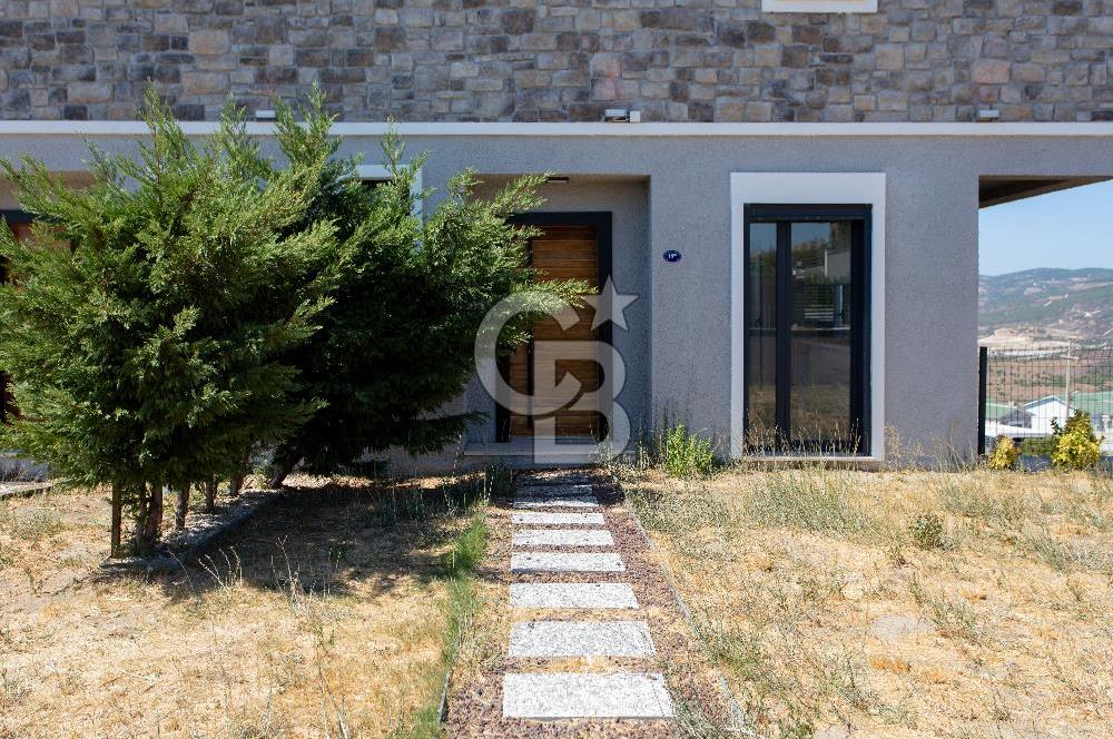 Foçaköy'de Satılık Deniz Manzaralı 4+2 Havuzlu Villa